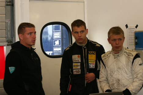 Ronnie Bremer (tv) sammen med de to danske kørere Marco Sørensen og Kevin Magnussen (th).